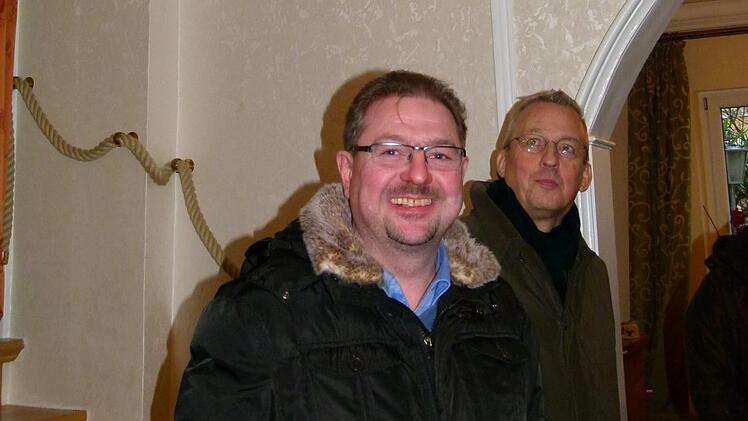 Denkmaleigentümer Michael Kalb (links) ist stolz darauf, in soeinem alten Haus zu wohnen. Hinter ihm rechts Matthias Exner. Fotos: Marion Krüger-Hundrup