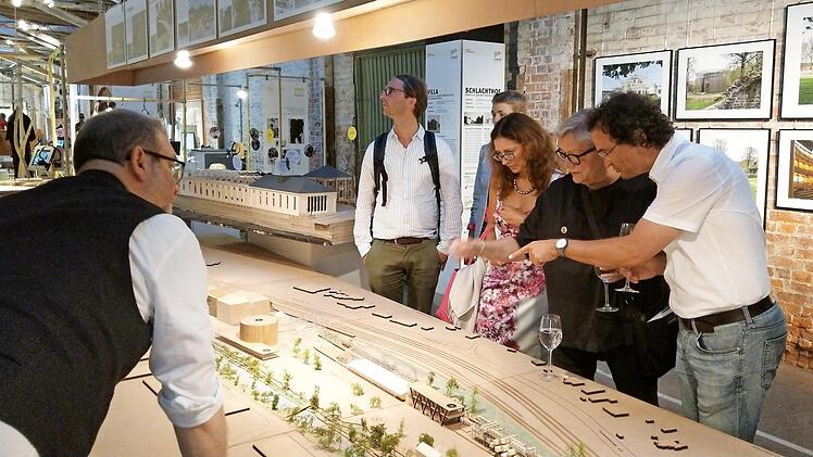 Das Modell der "Zukunft Güterbahnhof" fand großes Interesse bei den Designtagen.  Foto: Simone Bastian