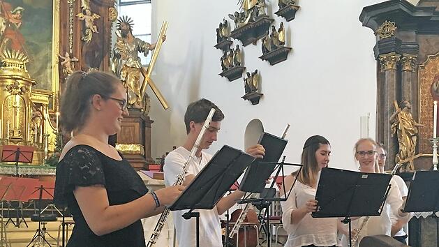 Die jungen Fl&ouml;tisten des Spielmannszugs bewiesen, dass sie auch klassische Musik im Repertoire haben. Foto: Philip Dre&szlig;el