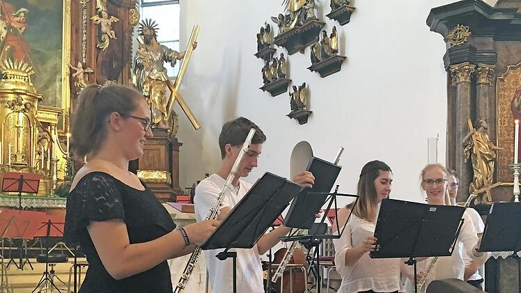 Die jungen Flötisten des Spielmannszugs bewiesen, dass sie auch klassische Musik im Repertoire haben. Foto: Philip Dreßel