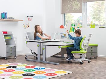 Kinder mit Bewegung und Spaß am Schreibtisch. Foto: Aktion Gesunder Rücken e. V./Stefan Ruther/dpa