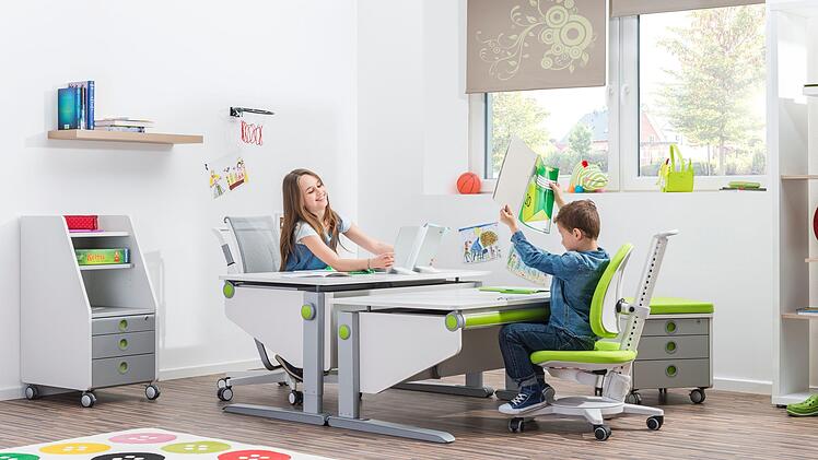 Kinder mit Bewegung und Spaß am Schreibtisch. Foto: Aktion Gesunder Rücken e. V./Stefan Ruther/dpa