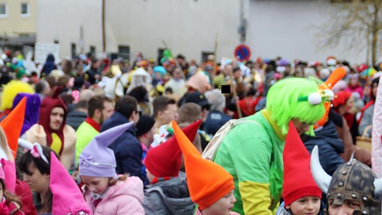 Auch die die Kinder machen beim Faschingszug in Ebenhausen mit.  Fotos: Werner Vogel