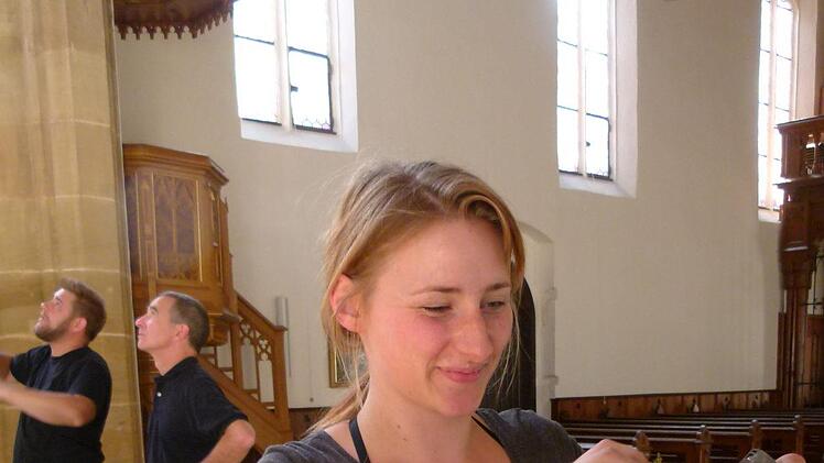 Kunstglaserin Nina Kaiser nimmt behutsam die überflüssig gewordenen Walzbleilaschen an den Glasfeldern ab. Foto: Marion Krüger-Hundrup