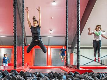 In der neuen Halle "Jump & Climb" in Hof können sich Besucher so richtig auspowern. Foto: Hans-Peter Schwarzenbach