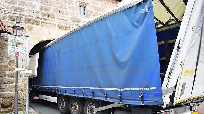 Der Lastwagen, der im Tor stecken blieb, hatte eine H&ouml;he von 3,80 bis vier Metern &ndash; das konnte nicht gutgehen.