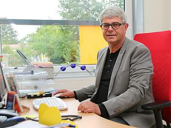 Klaus Grübel hat seinen Platz in der Freiherr-von-Lutz-Mittelschule Münnerstadt gefunden. Der neue Schulleiter hat sich nur für diese eine Stelle beworben. Für ihn hat es genau gepasst. Foto: Thomas Malz