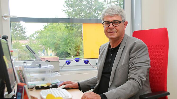 Klaus Grübel hat seinen Platz in der Freiherr-von-Lutz-Mittelschule Münnerstadt gefunden. Der neue Schulleiter hat sich nur für diese eine Stelle beworben. Für ihn hat es genau gepasst. Foto: Thomas Malz