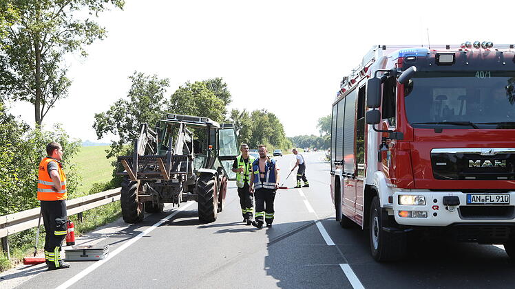Auto stößt auf B13 im Kreis Ansbach mit Traktor zusammen