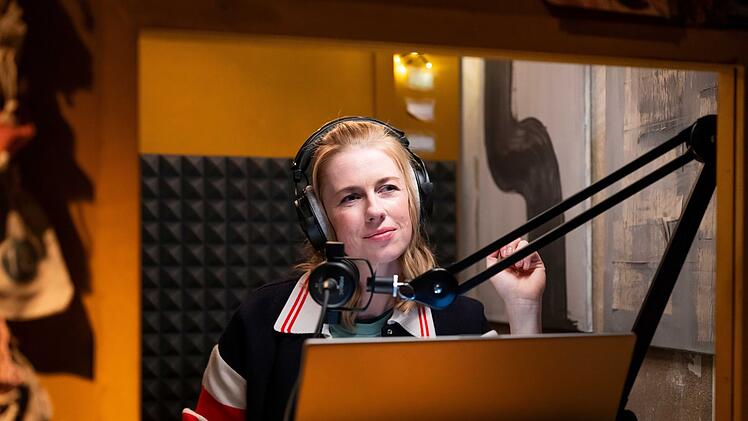 Radiosprecherin Liz Schott (Christine Eixenberger) steht am Weihnachtsabend eine ganz besondere Begegnung bevor.