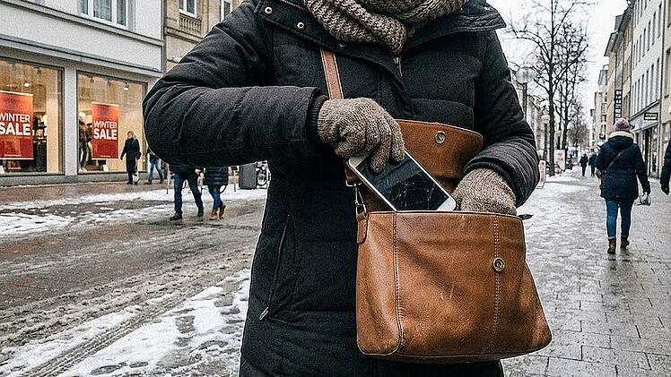 Handy im Winter nicht in Handtasche oder Rucksack packen