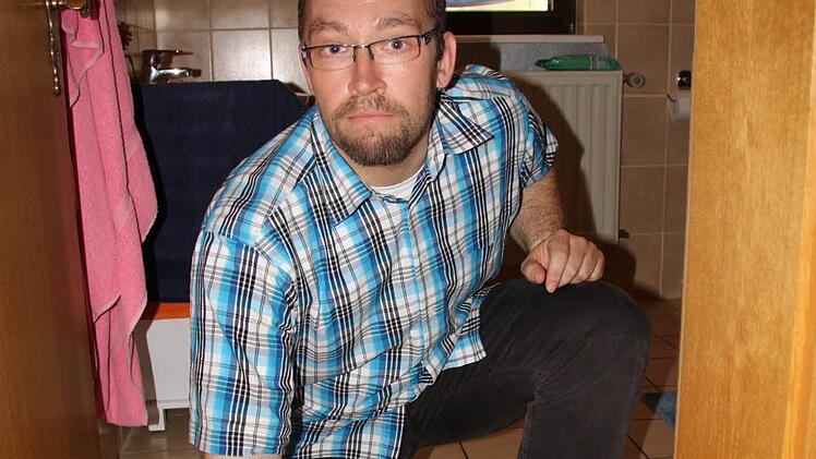 Und sein Mieter Markus Hehn beklagt, dass die Fliesen im Bad gerissen sind.