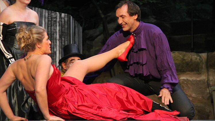 Jedermann (Gerd Kammerer) mit seiner Buhlschaft (Patricia Wagner)