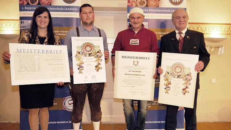 Ein stolzer Moment für Vater und Sohn war im Dezember die Übergabe des Meisterbriefes in Landshut. Für die frischgebackenen Metzgermeister gab es eine würdige Feier im Bernlocher Redoutensaal. Der Vorsitzende des Prüfungsausschusses Florian Lang stellte dabei fest: "bei ns steht das Gütesiegel nicht auf dem Etikett, sondern hinter der Theke". Foto: Sabine Weinbeer