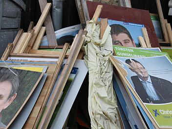 Die Plakate, die Mitarbeiter des Kreisbauhofes abgebaut haben, können in Neuses, Am Ludwigskanal 1, abgeholt werden. Foto: Roepert