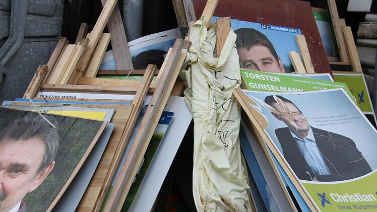Die Plakate, die Mitarbeiter des Kreisbauhofes abgebaut haben, können in Neuses, Am Ludwigskanal 1, abgeholt werden. Foto: Roepert