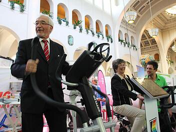 Regierungspräsident Paul Beinhofer eröffnete am Freitag die 17. Gesundheitstage in Bad Kissingen. Zusammen mit Veranstalterin Eva Maria Roer testete er in der Wandelhalle seine Kondition. Fotos: Carmen Schmitt