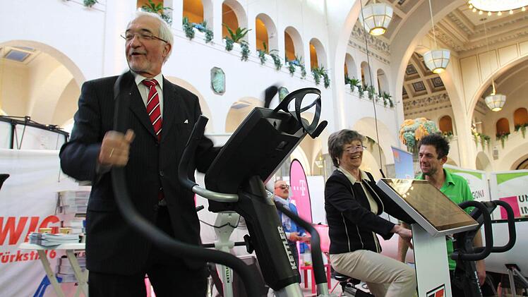 Regierungspräsident Paul Beinhofer eröffnete am Freitag die 17. Gesundheitstage in Bad Kissingen. Zusammen mit Veranstalterin Eva Maria Roer testete er in der Wandelhalle seine Kondition. Fotos: Carmen Schmitt