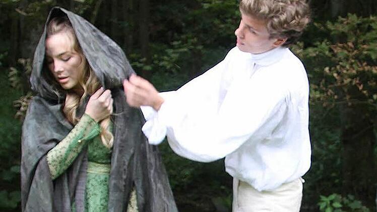 Kyra Karl spielt Barbara, die im Wald lebt, und Jannik Schürmann mimt den Königssohn Gustav. Der wird als Dummling verspottet.