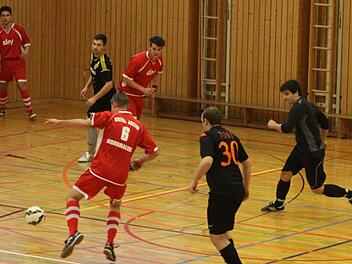Die gastgebenden Bayern-Fans aus Nordhalben (rote Trikots) belegten beim ersten Nordwald-Soccercup immerhin den vierten Platz unter 17 Mannschaften. Fotos: Michael Wunder