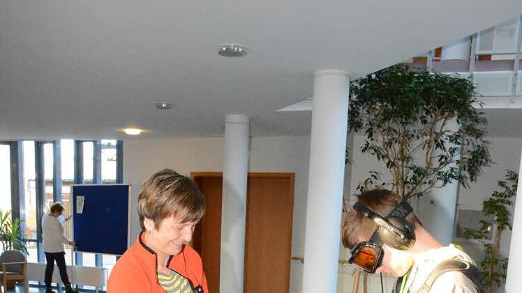 Tyrone Weigard durfte am eigenen Leib erfahren, wie sich ein Alterssimulationsanzug auf das Gemüt auswirkt. Foto: Schmidt