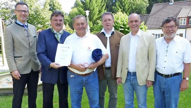 Der Kulmbacher BRK-Kreisvorsitzende, Landrat Klaus Peter Söllner, zeichnete den Leiter der Rot-Kreuz-Bereitschaft Mannsflur, Reinhard Eckert, in Würdigung seiner 50-jährigen ehrenamtlichen Mitarbeit und geleisteten Dienste in der Mannsflurer Bereitschaft sowie auf Kreisebene mit der Goldenen Auszeichnungsspange des Bayerischen Roten Kreuzes aus. Unser Bild zeigt (von links) BRK-Kreisgeschäftsführer Jürgen Dippold, Kreisvorsitzenden Landrat Klaus Peter Söllner, Reinhard Eckert, stellvertretend...