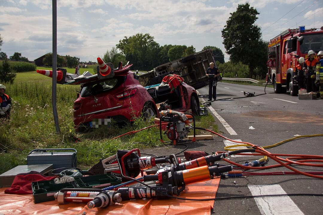 Schwerer Unfall bei Fürth: Frau nach Kollision mit Kastenwagen in Auto eingeklemmt