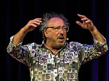 Schier am Verzweifeln angesichts der politischen Verhältnisse in Deutschland: Urban Priol bei seinem Coburg-Gastspiel am Vorabend der Bundestagswahl.Foto: Jochen Berger