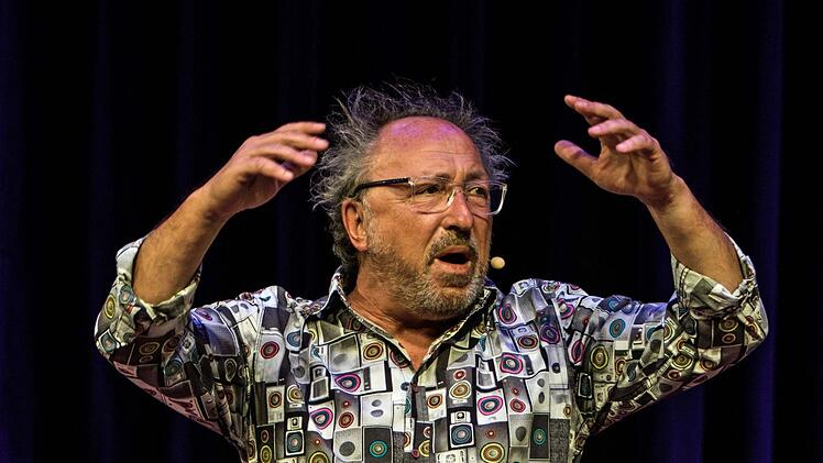 Schier am Verzweifeln angesichts der politischen Verhältnisse in Deutschland: Urban Priol bei seinem Coburg-Gastspiel am Vorabend der Bundestagswahl.Foto: Jochen Berger