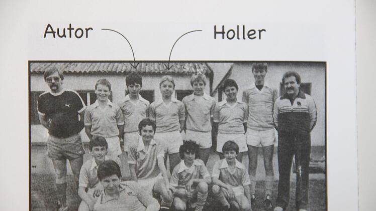 Der Autor Volker Keidel (oben, Dritter von links) spielte in der Jugend einst mit Bernd Hollerbach (Vierter von links) zusammen.Ralf Dieter