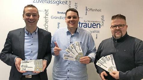 Auf dem Bild von links zu sehen: Josua Flierl (Vorsitzender Freiwillige Feuerwehr Forchheim), Christopher Fleith (Redakteur bei Radio Bamberg) und Peter Pinzel (stellvertretender Vorsitzender Freiwillige Feuerwehr Forchheim)  Foto: privat