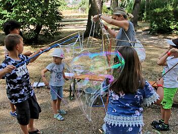 Etwas Übung war nötig, um so große Seifenblasen zu erzeugen. Der Wind half dabei mit. Foto: Dieter Britz