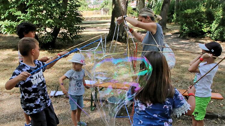 Etwas Übung war nötig, um so große Seifenblasen zu erzeugen. Der Wind half dabei mit. Foto: Dieter Britz