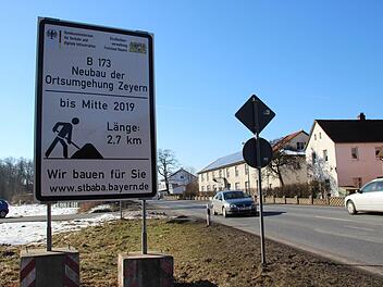 Eine Aussage, ob der Bau der Ortsumgehung wirklich - wie anvisiert - Mitte 2019 beendet ist, trifft das Staatliche Bauamt Bamberg nicht. Noch im  Oktober 2018 sollen die Bagger auf der Großbaustelle aber wieder rollen. Foto: Archiv/Barbara Herbst