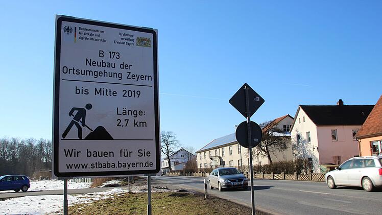 Eine Aussage, ob der Bau der Ortsumgehung wirklich - wie anvisiert - Mitte 2019 beendet ist, trifft das Staatliche Bauamt Bamberg nicht. Noch im  Oktober 2018 sollen die Bagger auf der Großbaustelle aber wieder rollen. Foto: Archiv/Barbara Herbst