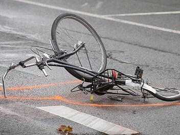 Radunfall in Bamberg: Seniorin (67) stürzt von Fahrrad - und wird von Auto überrollt