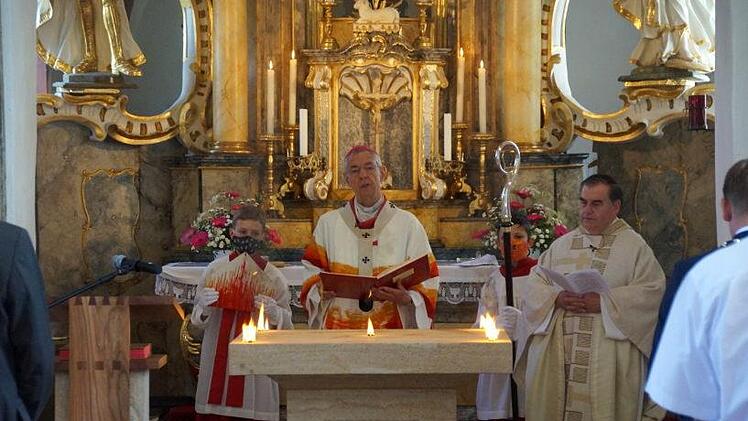 Der Erzbischof entzündet auf dem neuen Altar die Weihrauchkerzen und spricht das Weihegebet.