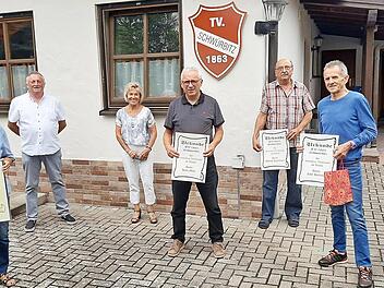 Verdienstvolle langjährige Mitglieder wurden geehrt (von links): Marianne Heid, Bernhard Härtel, Angelika Peters, Heinz Mahr, Werner Haselmann und Kurt Herbicht, rechts Bürgermeister Dirk Rosenbauer.