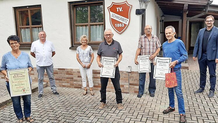 Verdienstvolle langjährige Mitglieder wurden geehrt (von links): Marianne Heid, Bernhard Härtel, Angelika Peters, Heinz Mahr, Werner Haselmann und Kurt Herbicht, rechts Bürgermeister Dirk Rosenbauer.
