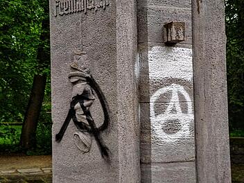 Von Unbekannten beschmiert: das CC-Ehrenmal.