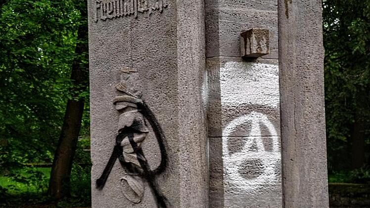 Von Unbekannten beschmiert: das CC-Ehrenmal.