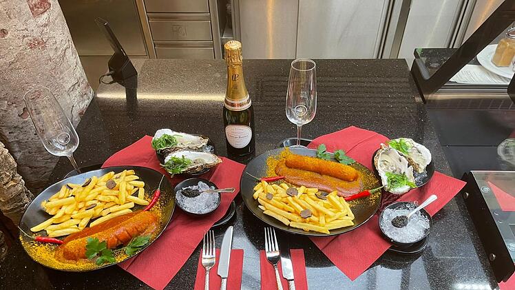 Nürnberg: "Currywurst Bar" eröffnet auf dem Hauptmarkt - und bietet Wurst für fast 100 Euro an