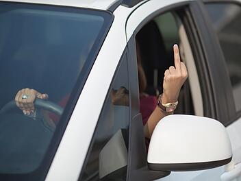 Fahrerin, Frau, Auto, SUV, aggressiv, zeigt Mittelfinger