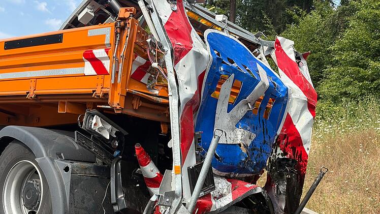Lastwagen kracht in Warnleitanh&auml;nger auf der A3 bei W&uuml;rzburg