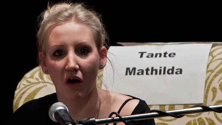 Jana Kristina Lobreyer als Tante Mathilda