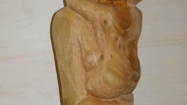 Eine Holzstatue von Anja Hartmann.