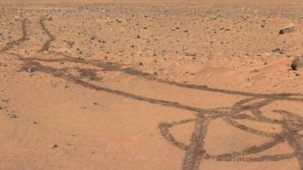 "Mars Rover = $800m, Team to Operate = $1b. Drawing a penis on the surface of another planet = Priceless." Mit diesem Titel postete ein Nutzer auf Reddit ein Bild des Mars-Rovers, das von der NASA-Seite stammt. Foto: NASA "Mars Rover = $800m, Team to Operate = $1b. Drawing a penis on the surface of another planet = Priceless." Mit diesem Titel postete ein Nutzer auf Reddit ein Bild des Mars-Rovers, das von der NASA-Seite stammt. Foto: NASA