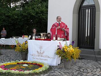 Ein eindrucksvoller Freiluftgottesdienst vor der Eschenbacher Nothelfer-Kapelle war der Höhepunkt der Cyriakus-Wallfahrt von Eltmann nach Eschenbach. Pfarrer i.R. Siegfried Vogt gestaltete Wallfahrt und Gottesdienst.