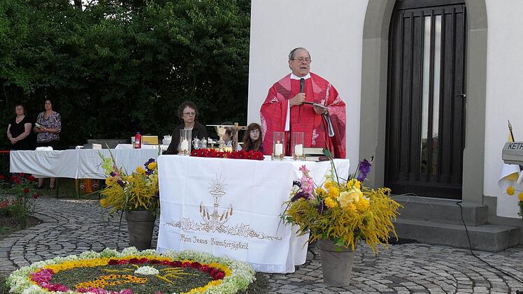 Ein eindrucksvoller Freiluftgottesdienst vor der Eschenbacher Nothelfer-Kapelle war der Höhepunkt der Cyriakus-Wallfahrt von Eltmann nach Eschenbach. Pfarrer i.R. Siegfried Vogt gestaltete Wallfahrt und Gottesdienst.