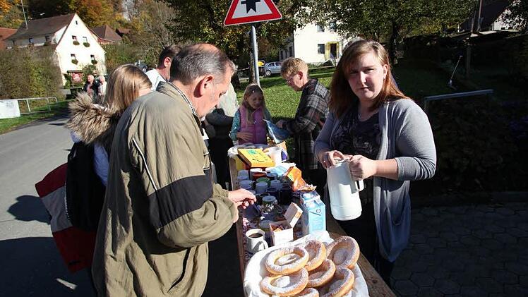 Beim Baum aufstellen gab es Kaffee und Kuchen.